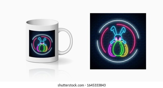 Neon easter conejito con huevos en marcos redondos impresos para el diseño de vasos. Diseño de saludos divertidos de Pascua, banner de estilo neón sobre fondo de pared oscura y burla de la taza. Elemento de diseño brillante vectorial