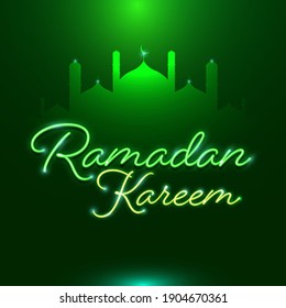 Neon Effekt Ramadan Kareem Schriftart mit Silhouette Moschee auf grünem Hintergrund.