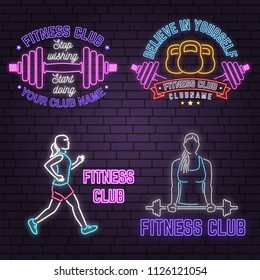 Letrero del club de fitness neón sobre fondo de pared de ladrillo. Ilustración vectorial. Cree en ti mismo. Diseño neón para emblemas de gimnasios, carteles de gimnasia relacionados con la salud y el negocio de gimnasia. Signo de anuncio.