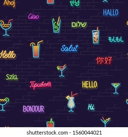 Neon hello nahtloses Muster mit Cocktails für Wand in Bar, Paket, Stoff, Poster, Menü. Farbiger Text und Symbole an der Ziegelwand.