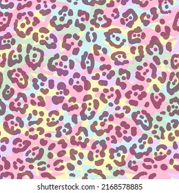 Patrón sin fisuras de leopardo neón con fondo de camuflaje. Fondo con manchas de color arcoiris. Impresión animal vectorial.