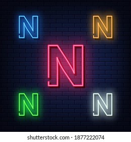 Letras de neón, cinco colores rojo, azul, verde, amarillo, blanco. Fuente aislada sobre fondo de pared de ladrillo azul oscuro. Ilustración vectorial eps 10.