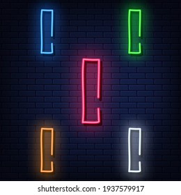 Letras neón, cinco colores: rojo, azul, verde, amarillo, blanco. Fuente aislada en un fondo azul de pared de ladrillo. Ilustración vectorial eps 10.