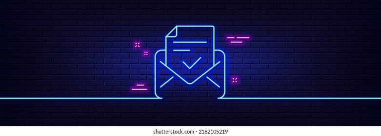 Efecto luminoso neón. Icono de línea de correo aprobado. Signo aceptado o confirmado. Símbolo del documento. Icono de resplandor de neón de 3d línea. Banner de pared de ladrillo. Esquema de correo aprobado. Vector