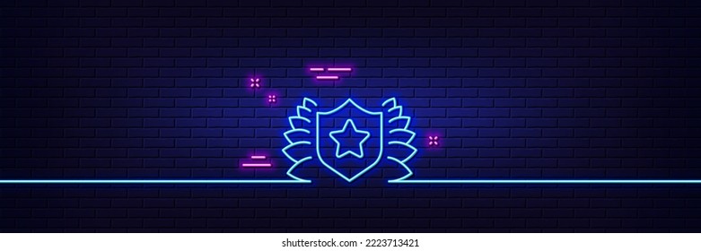 Efecto luminoso neón. Icono de línea de protección de premios. Símbolo de corona de laurel. Señal de ganador. Icono de resplandor de neón de 3d línea. Banner de pared de ladrillo. Laureate. Vector