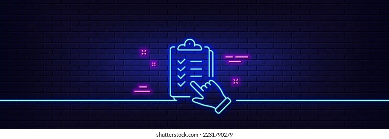 Neonhellgrauer Effekt. Symbol der Checkliste Dokumentzeichen in der Zwischenablage. Befragung des Umfragebildes. 3D-Linie Neonglühsymbol. Brick-Wand-Banner. Übersicht der Checkliste Vektorgrafik