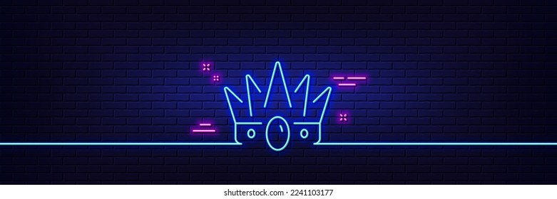 Efecto luminoso neón. Icono de línea de corona. Señal de rey o de corona reina. Símbolo de la monarquía real. Icono de resplandor de neón de 3d línea. Banner de pared de ladrillo. Esbozo de la corona. Vector