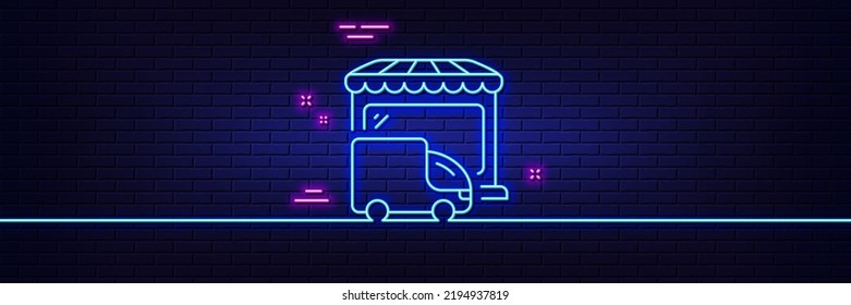 Efecto luminoso neón. Icono de línea de mercado de entrega. Almacenar el signo de transporte. Símbolo del mercado minorista. Icono de resplandor de neón de 3d línea. Banner de pared de ladrillo. Esquema del camión de entrega. Vector