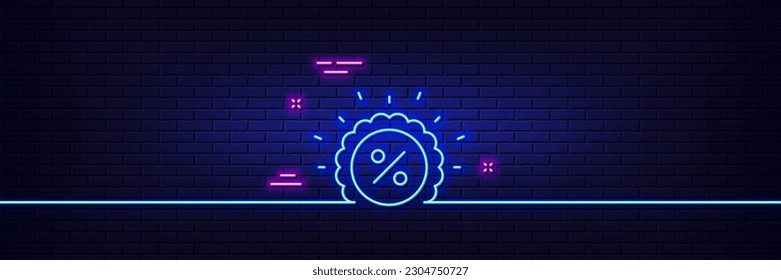Neonhellgrauer Effekt. Rabatt auf das Tag-Linie-Symbol. Verkaufszeichen Werbepreissymbol. 3D-Linie Neonglühsymbol. Brick-Wand-Banner. Rabattlinie. Vektorgrafik