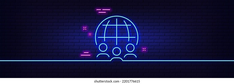 Efecto luminoso neón. Icono de línea de negocio global. Signo de grupo de subcontratación internacional. Símbolo de marketing en Internet. Icono de resplandor de neón de 3d línea. Banner de pared de ladrillo. Esbozo comercial global. Vector
