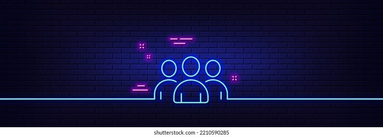 Efecto luminoso neón. Icono de línea de grupo. Señal de usuarios o trabajo en equipo. Símbolo de silueta personal. Icono de resplandor de neón de 3d línea. Banner de pared de ladrillo. Esquema de grupo. Vector