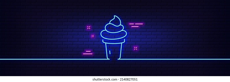 Efecto luminoso neón. Icono de línea de cono de helado. Signo de cono de waffle sundae de vainilla. Símbolo de postre de verano congelado. Icono de resplandor de neón de 3d línea. Banner de pared de ladrillo. Borde de helados. Vector