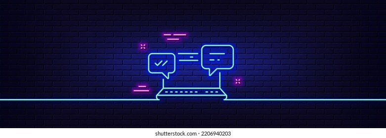 Efecto luminoso neón. Icono de línea Mensajes de Internet. Signo de conversación o conversación. Símbolo de comunicación por computadora. Icono de resplandor de neón de 3d línea. Banner de pared de ladrillo. Esbozo de conversación por Internet. Vector