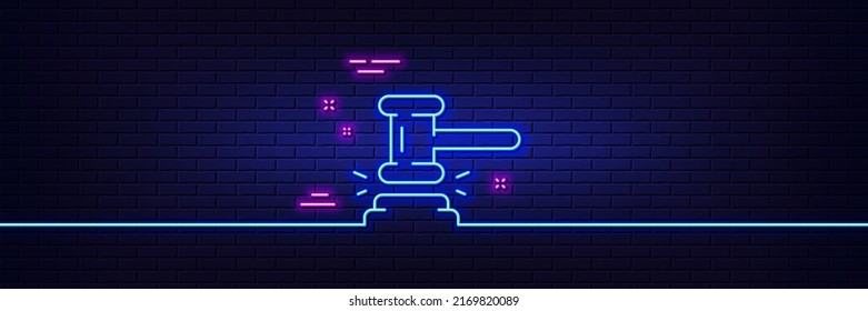 Neonhellgrauer Effekt. Zeiger das Symbol der Hammerlinie. Urteil des Gerichtshofs unterschreibt. Rechtssymbol. 3D-Linie Neonglühsymbol. Brick-Wand-Banner. Hammerumriss für Richter. Vektorgrafik