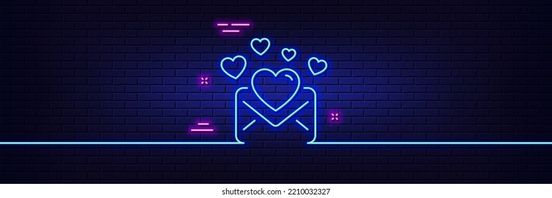 Efecto luminoso neón. Icono de la línea de correo de amor. Signo de correspondencia de Valentines Message. Símbolo de correo electrónico. Icono de resplandor de neón de 3d línea. Banner de pared de ladrillo. Esquema del correo de amor. Vector