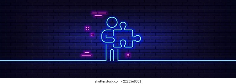 Efecto luminoso neón. Hombre con el icono de la línea del rompecabezas. Cartel de la pieza de jigsaw. Símbolo de desafío comercial. Icono de resplandor de neón de 3d línea. Banner de pared de ladrillo. Esquema del rompecabezas. Vector