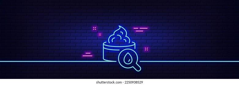 Efecto luminoso neón. Icono de crema facial hidratante. Señal de cuidado de la piel. Símbolo de loción cosmética. Icono de resplandor de neón de 3d línea. Banner de pared de ladrillo. Esquema de la crema hidratante. Vector