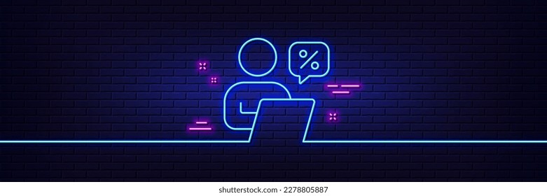 Efecto luminoso neón. Icono de línea de descuentos en línea. Cartel de oferta de venta. Símbolo de precio de promoción. Icono de resplandor de neón de 3d línea. Banner de pared de ladrillo. Esquema de descuentos en línea. Vector