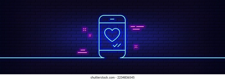 Efecto luminoso neón. Teléfono con icono de línea de corazón. A los medios sociales les gusta el cartel. Símbolo de mensaje de amor para smartphone. Icono de resplandor de neón de 3d línea. Banner de pared de ladrillo. Me encanta el esquema del chat. Vector