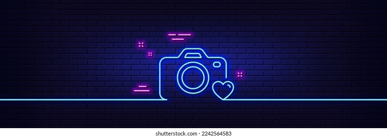 Neonhellgrauer Effekt. Symbol der Fotokamera-Linie. Liebesfotografie-Zeichen. Herzsymbol. 3D-Linie Neonglühsymbol. Brick-Wand-Banner. Umriss der Fotokamera. Vektorgrafik