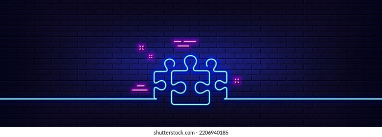 Efecto luminoso neón. Icono de línea de piezas de rompecabezas. Signo de desafío de juegos de Jigsaw. Símbolo de solución comercial. Icono de resplandor de neón de 3d línea. Banner de pared de ladrillo. Esquema del rompecabezas. Vector