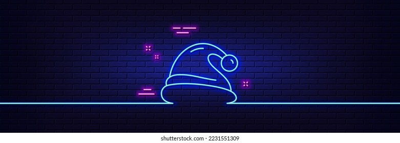 Efecto luminoso neón. Icono de la línea Santa. Señal de Navidad o Año Nuevo. Símbolo de Claus. Icono de resplandor de neón de 3d línea. Banner de pared de ladrillo. Esbozo del sombrero Santa. Vector