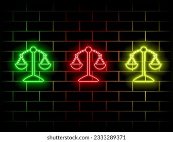 Efecto luminoso neón. Icono de las escalas de la línea de justicia. Signo de la escala del fallo. Símbolo de derecho legal. Icono de resplandor de neón de 3d línea. Banner de pared de ladrillo. Escala de contorno de la justicia. Vector. Verde, rojo, amarillo, rosa, azul