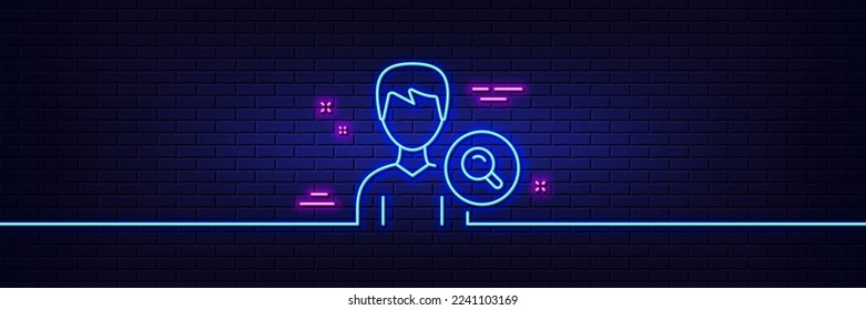 Efecto luminoso neón. Icono de línea de usuario de búsqueda. Avatar de perfil con signo de cristal de aumento. Símbolo de silueta de persona masculina. Icono de resplandor de neón de 3d línea. Banner de pared de ladrillo. Esquema del personal de búsqueda. Vector