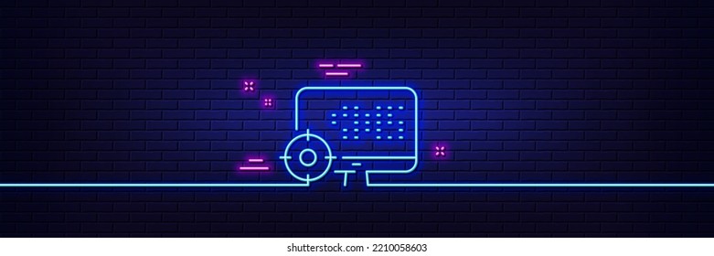 Efecto luminoso neón. Icono de la línea del equipo Seo. Signo de optimización del motor de búsqueda. Símbolo de destino. Icono de resplandor de neón de 3d línea. Banner de pared de ladrillo. Esquema de Seo. Vector