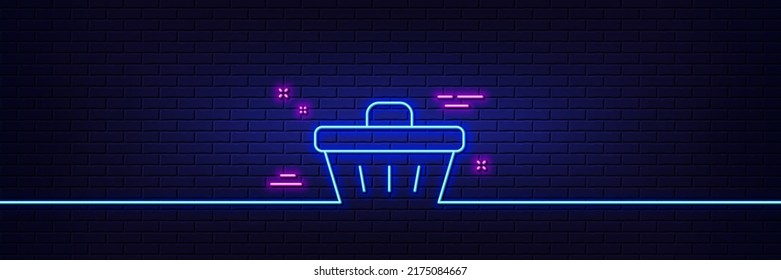 Efecto luminoso neón. Icono de línea de carrito de compras. Cartel de compra en línea. Símbolo de la canasta del supermercado. Icono de resplandor de neón de 3d línea. Banner de pared de ladrillo. Esquema de la cesta de compras. Vector