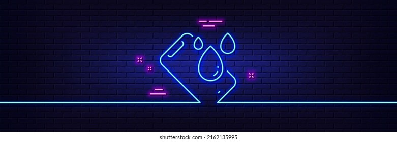 Efecto luminoso neón. Icono de línea impermeable de Smartphone. Señal de teléfono. Símbolo de dispositivo móvil. Icono de resplandor de neón de 3d línea. Banner de pared de ladrillo. Esquema impermeable de Smartphone. Vector