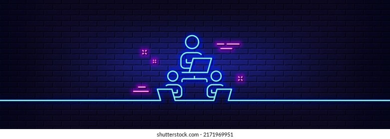 Efecto luminoso neón. Icono de línea de trabajo en equipo. Signo de oficina remota. Símbolo de empleados de equipo. Icono de resplandor de neón de 3d línea. Banner de pared de ladrillo. Esbozo del trabajo en equipo. Vector