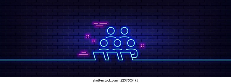 Efecto luminoso neón. Icono de línea de trabajo en equipo. Signo de oficina remota. Símbolo de empleados de equipo. Icono de resplandor de neón de 3d línea. Banner de pared de ladrillo. Esbozo del trabajo en equipo. Vector