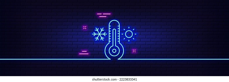 Efecto luminoso neón. Icono de línea del termómetro. Signo de termostato frío y caliente. Invierno, símbolo de verano. Copo de nieve y sol. Icono de resplandor de neón de 3d línea. Banner de pared de ladrillo. contorno del termómetro. Vector