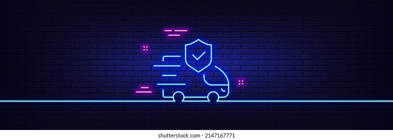 Efecto luminoso neón. Icono de línea de seguro de transporte. Signo de cobertura de riesgo de auto. Símbolo de protección de entrega. Icono de resplandor de neón de 3d línea. Banner de pared de ladrillo. Esquema del seguro de transporte. Vector