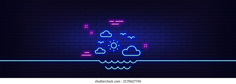 Efecto luminoso neón. Icono de línea de mar de viajes. Señal de sol, nubes y olas. Símbolo de vacaciones de verano. Icono de resplandor de neón de 3d línea. Banner de pared de ladrillo. Borde marino de viajes. Vector