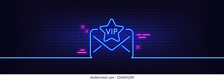 Efecto luminoso neón. Icono de línea de letra Vip. Enviar por correo para la firma de una persona muy importante. Símbolo de privilegio exclusivo. Icono de resplandor de neón de 3d línea. Banner de pared de ladrillo. Esquema de correo de Vip. Vector