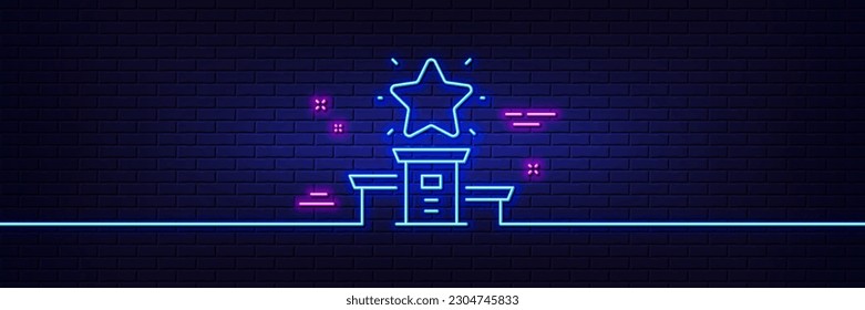 Efecto luminoso neón. Icono de línea de podio ganador. Signo del primer lugar. Símbolo de estrella de mejor rango. Icono de resplandor de neón de 3d línea. Banner de pared de ladrillo. Esquema del podio ganador. Vector