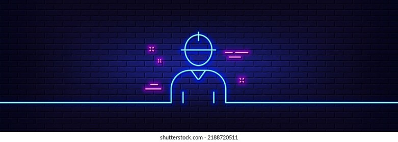 Efecto luminoso neón. Icono de línea de trabajo. Signo de perfil de ingeniero. Símbolo de silueta de persona masculina. Icono de resplandor de neón de 3d línea. Banner de pared de ladrillo. Esquema del ingeniero. Vector