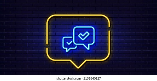 Burbuja de habla de luz neón. Aprobar icono de línea. Signo aceptado o confirmado. Símbolo de burbuja de voz. Fondo neón de luz. Aprobar la línea de brillo. Banner de pared de ladrillo. Vector