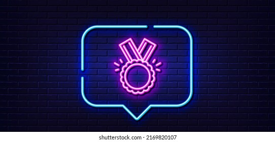 Neon Light-Sprechblase. Symbol für die Medaillenlinie. Sieger-Erfolgssymbol. Ruhm oder Ehrenzeichen. Neoner heller Hintergrund. Ehrenleuchte. Brick-Wand-Banner. Vektorgrafik