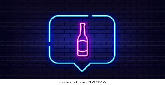 Burbuja de habla de luz neón. Icono de línea de botella de cerveza. Señal de cerveza Pub Craft. Símbolo de bebida de cerveza. Fondo neón de luz. Línea de brillo de cerveza. Banner de pared de ladrillo. Vector