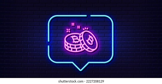 Burbuja de habla de luz neón. Icono de línea de bitcoin. Signo de moneda de criptodivisa. Símbolo de criptografía. Fondo neón de luz. Línea de brillo de bitcoin. Banner de pared de ladrillo. Vector