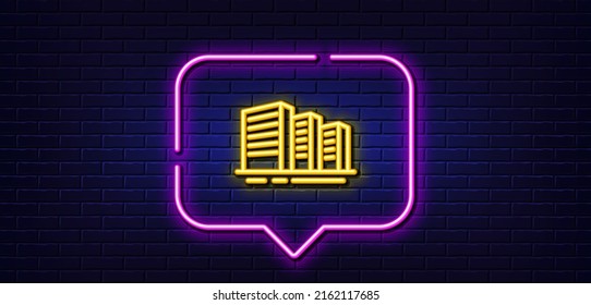 Burbuja de habla de luz neón. Icono de línea de construcción. Signo de arquitectura de la ciudad. Símbolo de construcción de rascacielos. Fondo neón de luz. Los edificios iluminan la línea. Banner de pared de ladrillo. Vector