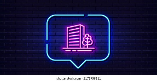 Burbuja de habla de luz neón. Icono de línea de construcción. Arquitectura urbana con signo de árbol. Símbolo de construcción de rascacielos. Fondo neón de luz. Los edificios iluminan la línea. Banner de pared de ladrillo. Vector
