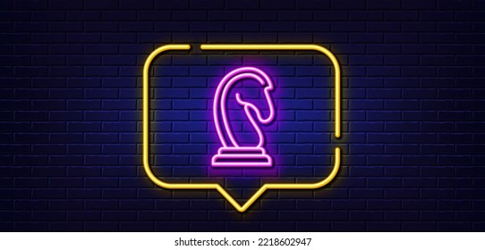 Neon Light-Sprechblase. Schach-Ritter-Symbol. Symbol für Marketingstrategie. Geschäftsziel-Zeichen. Neoner heller Hintergrund. Marketingstrategie glänzt. Brick-Wand-Banner. Vektorgrafik