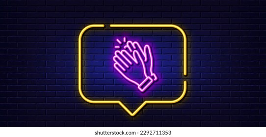 Burbuja de habla de luz neón. Icono de la línea de mano que aplaude. Signo de aplauso. Símbolo de gesto de victoria. Fondo neón de luz. Las manos aplaudidas brillan la línea. Banner de pared de ladrillo. Vector