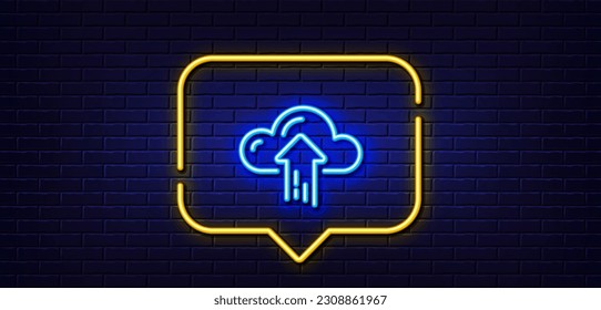 Burbuja de habla de luz neón. Icono de línea de carga de computación en nube. Signo de almacenamiento de datos de Internet. Símbolo de tecnología de alojamiento de archivos. Fondo neón de luz. Línea de brillo de carga en la nube. Banner de pared de ladrillo. Vector