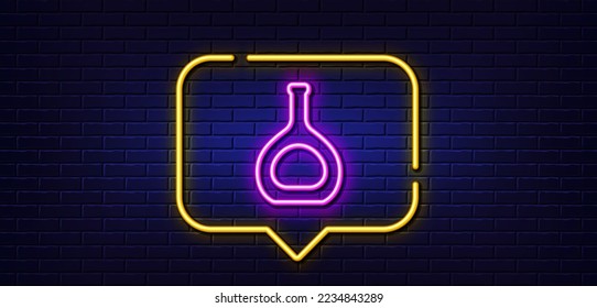 Burbuja de habla de luz neón. Icono de la línea del frasco de Cognac. Señal de alcohol de Brandy. Fondo neón de luz. Línea de brillo del frasco de Cognac. Banner de pared de ladrillo. Vector