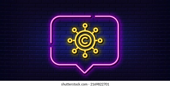 Burbuja de habla de luz neón. Icono de línea de red de escritura de copias. Signo de derechos de autor. Símbolo de red de contenido. Fondo neón de luz. Línea de resplandor de red de escritura de copias. Banner de pared de ladrillo. Vector